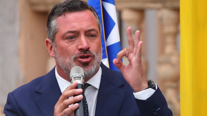 Interponen querella criminal en contra de alcalde Sebastián Sichel por falsificación de instrumento público
