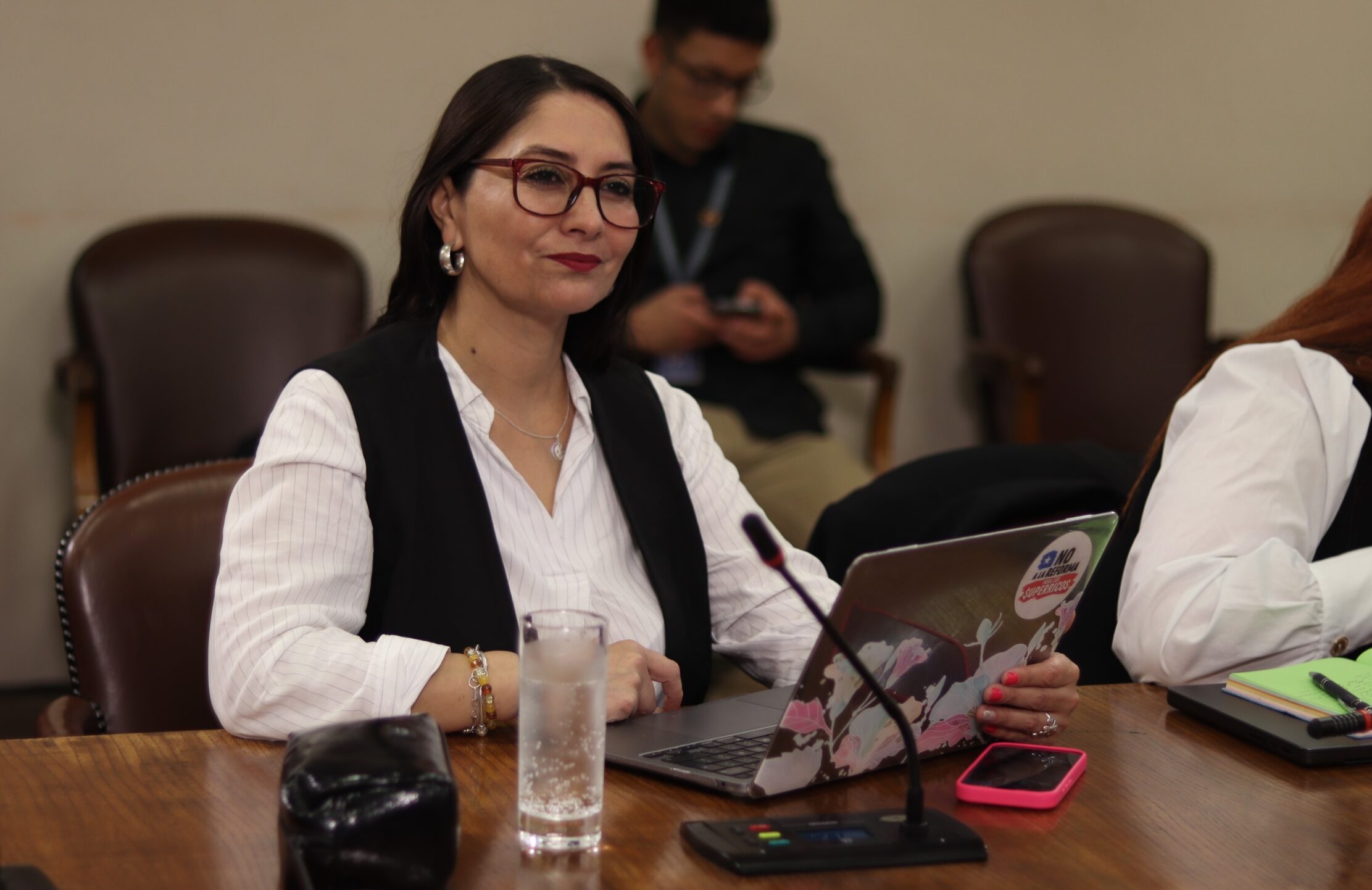 Diputada Castillo (PC) acusa “tozudez” del Gobierno por insistir con reforma de expulsión de migrantes