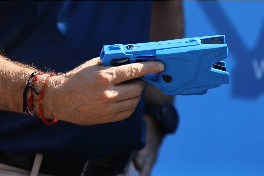 Sin límites legales específicos y para seguridad municipal: Pistolas Taser quedan fuera de las nuevas Reglas del Uso de la Fuerza